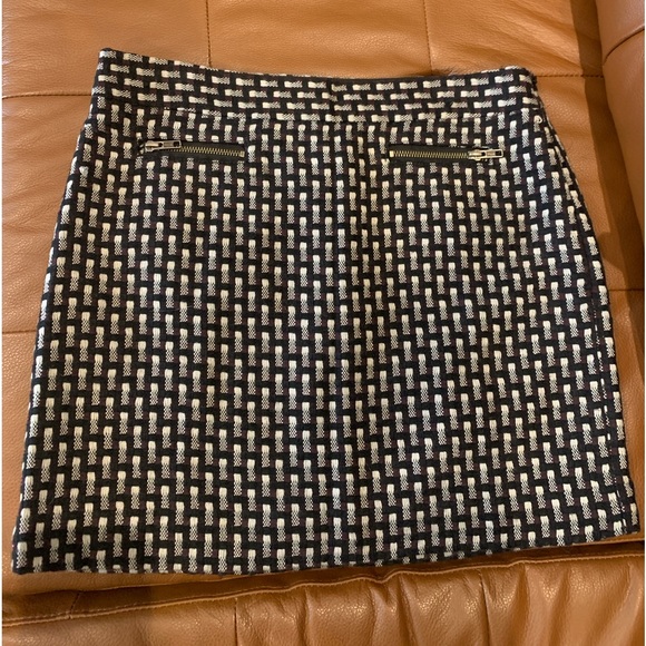 Loft skirt with zipper pockets in front. Side zipper to close. Fully lined. - Picture 1 of 7